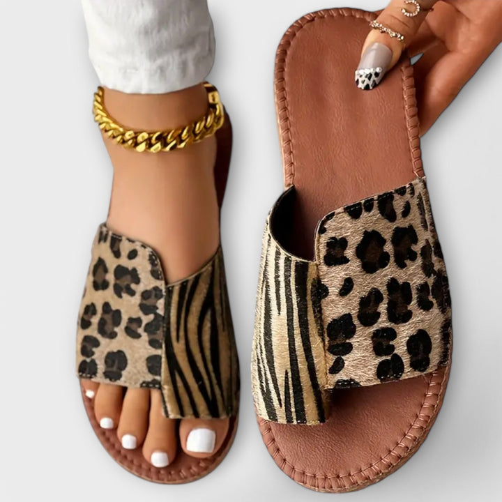 Chic Two-Tone Slippers with Leopard Print