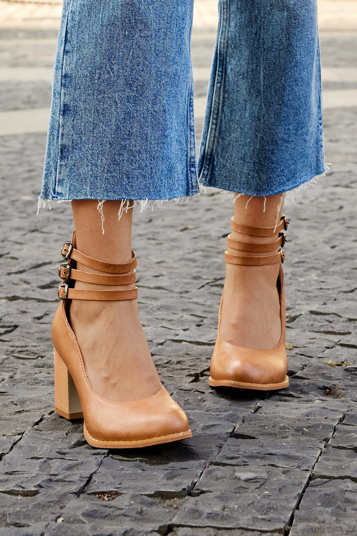 Caa™ | Elegant, smooth sandals with an ankle strap and a chunky heel for a sophisticated look.