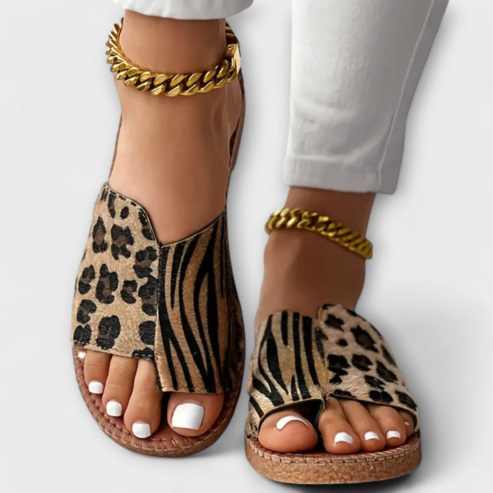 Chic Two-Tone Slippers with Leopard Print